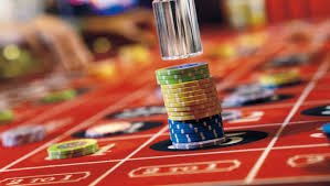Layar login ompoker dengan opsi DANA, OVO, dan GoPay untuk deposit cepat