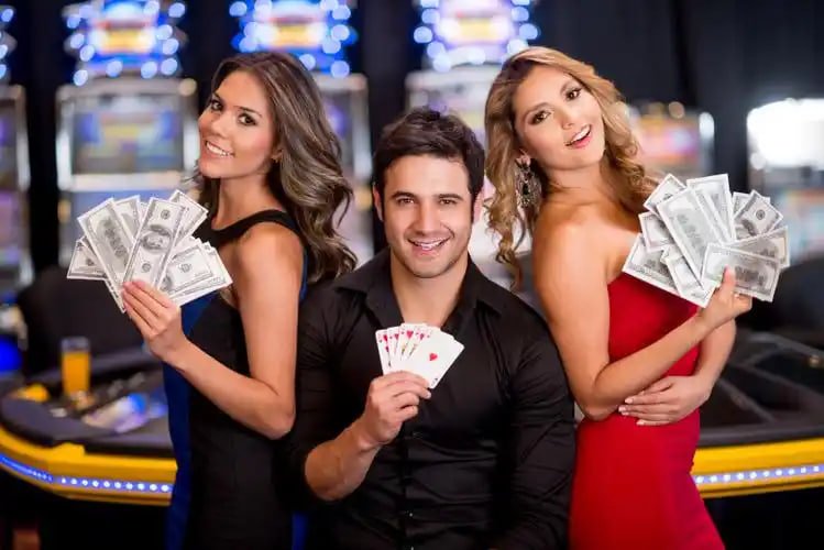 Dealer profesional ompoker siap melayani Anda di meja Blackjack